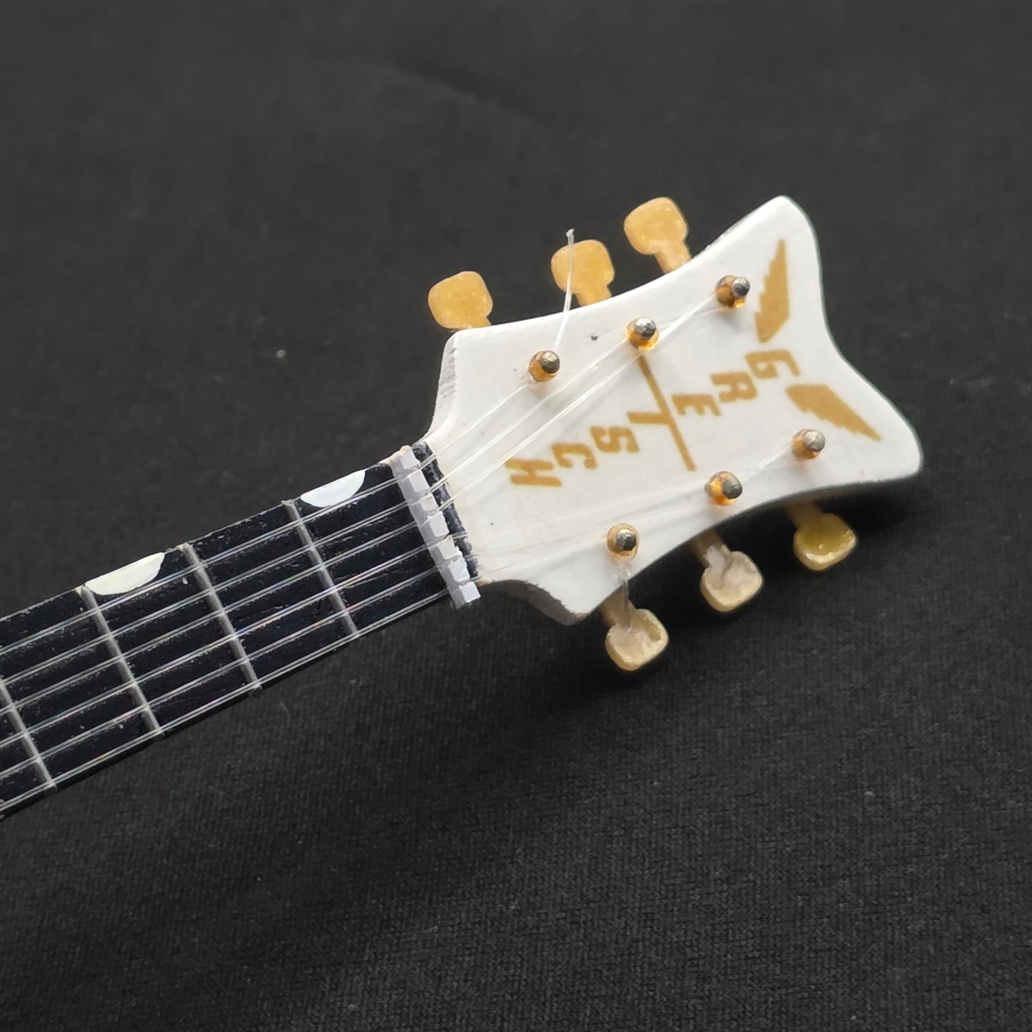 Miniature Guitar - Gretsch White FALCON RHCP / Living End  - Model Guitar Inc Stand