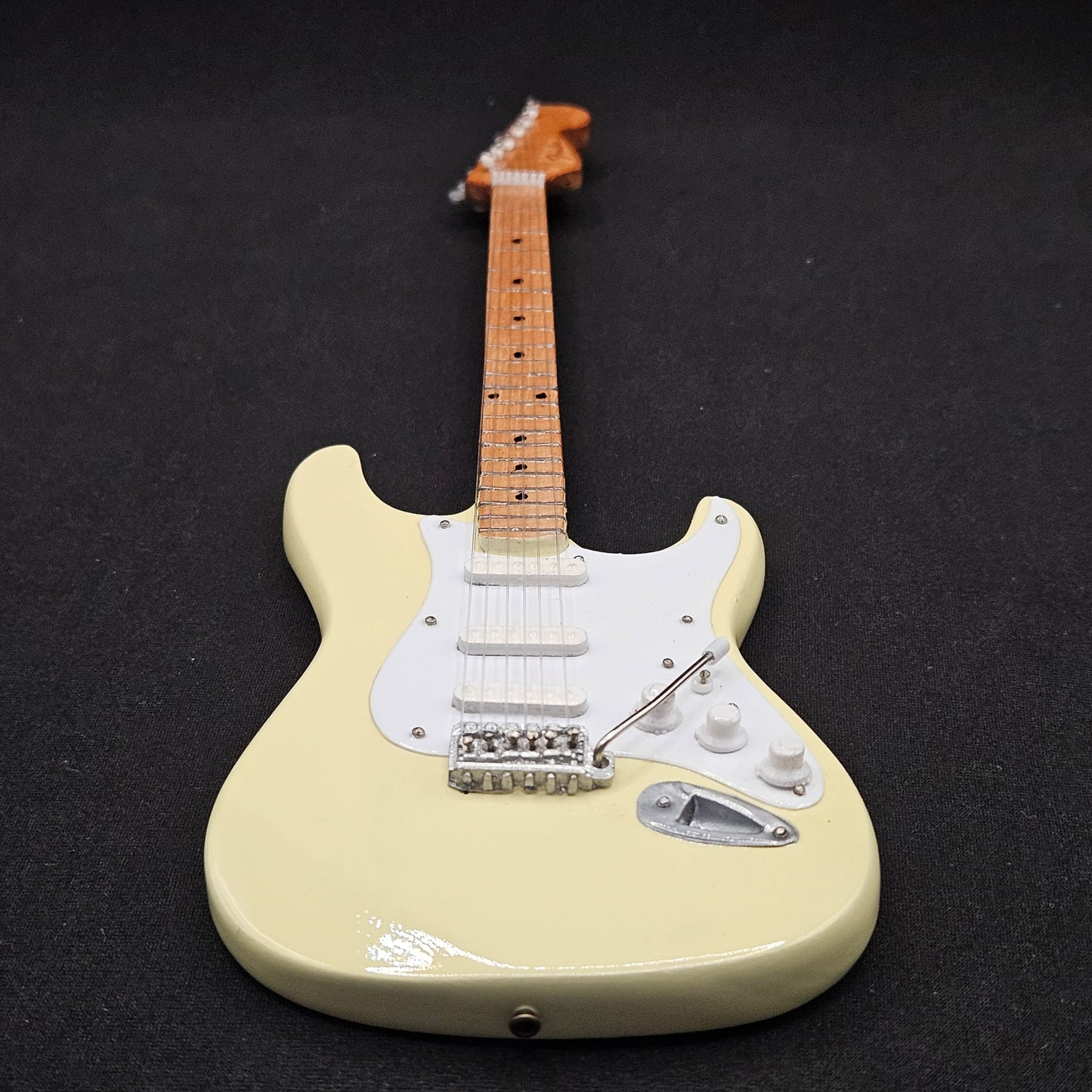 Miniature Guitar - Jimi Hendrix - White Stratocaster - Model Guitar Inc Stand