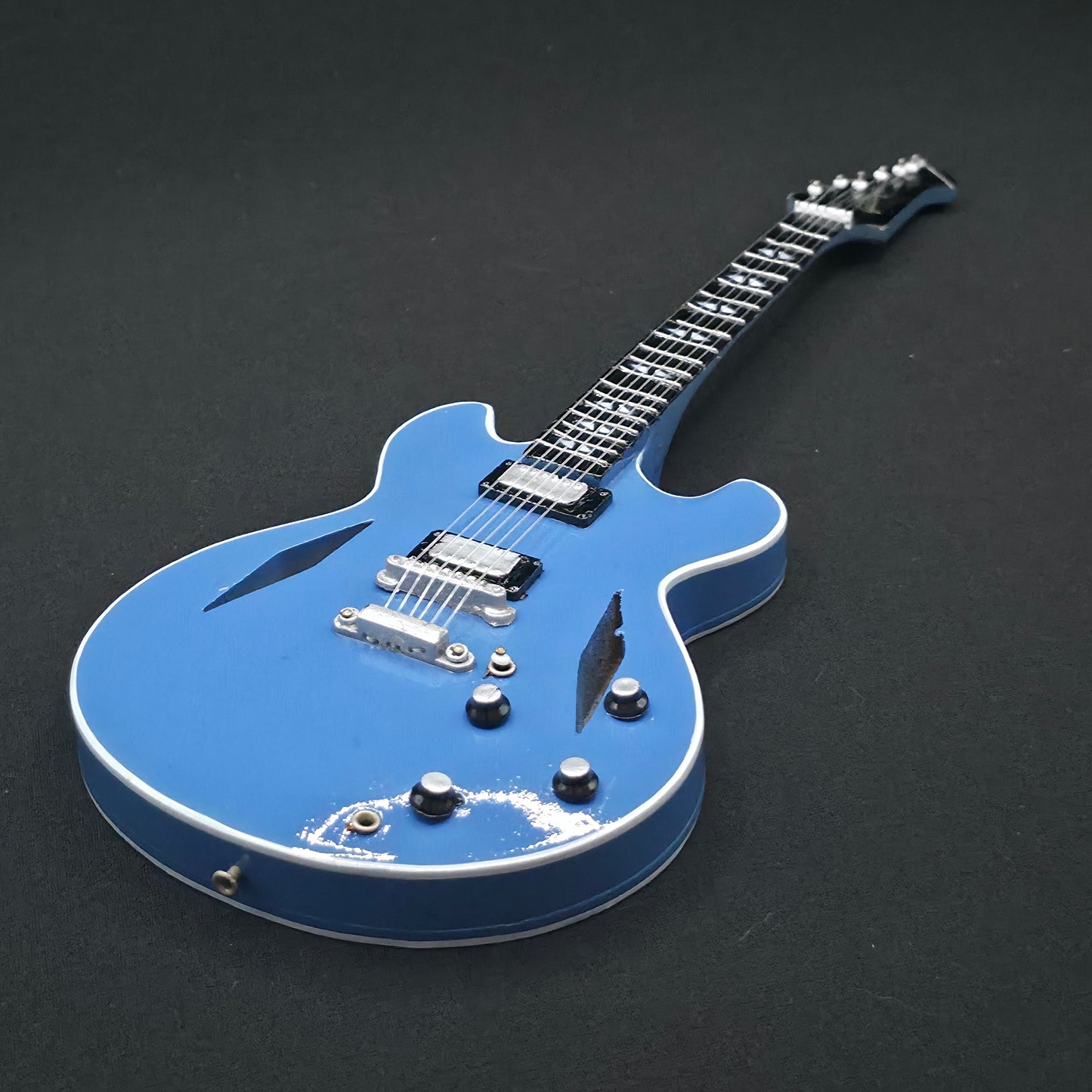 Miniature Guitar - Dave Grohl Gibson DG335 - Model Guitar Inc Stand