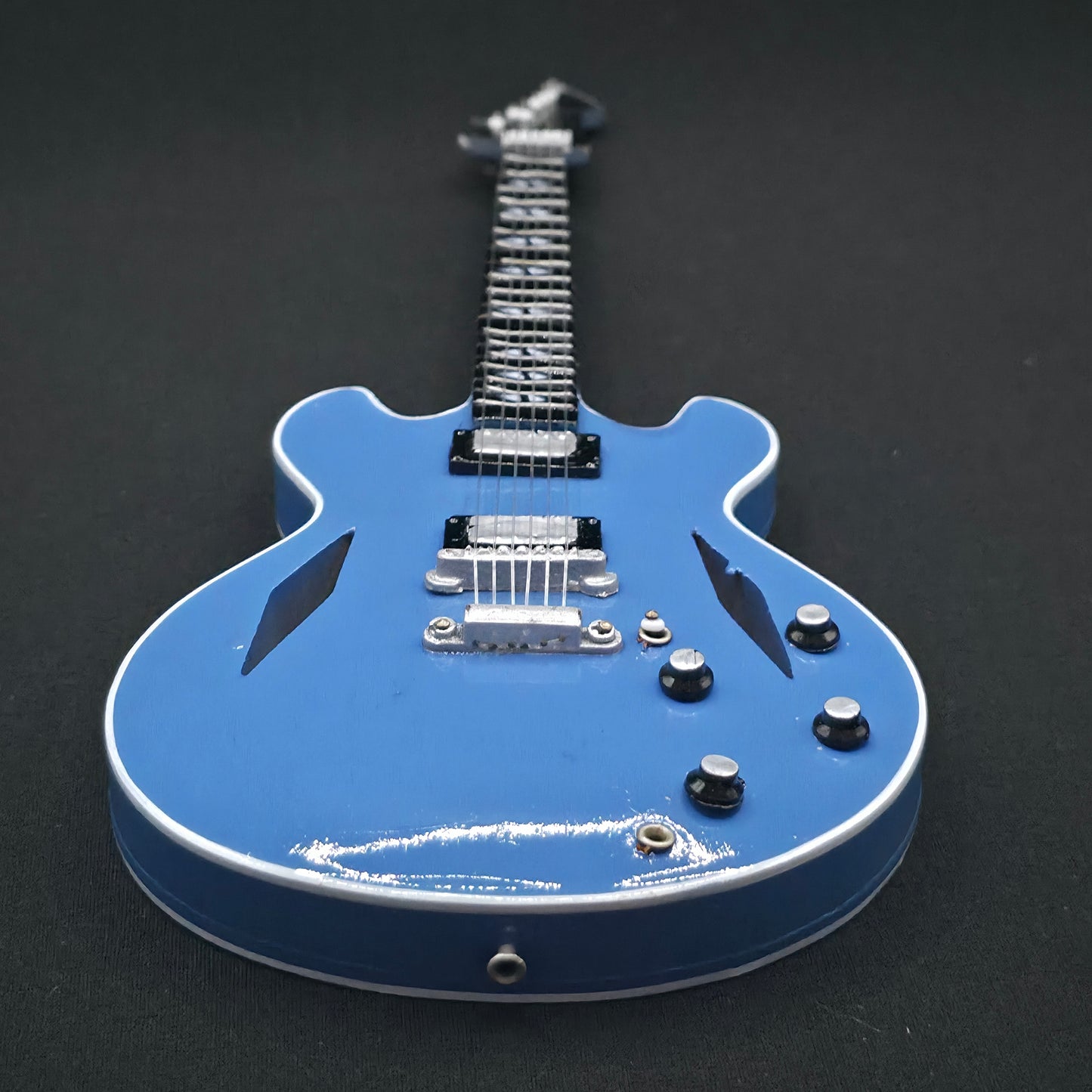 Miniature Guitar - Dave Grohl Gibson DG335 - Model Guitar Inc Stand