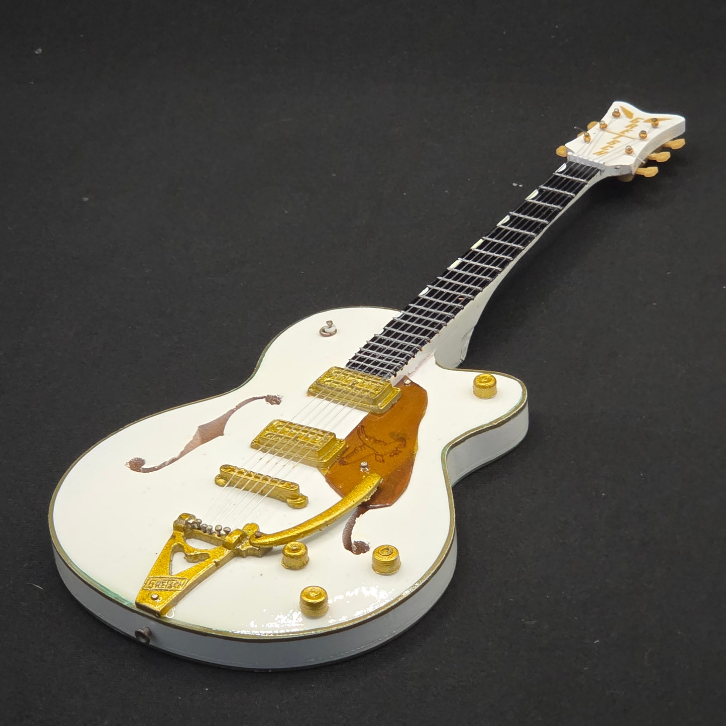 Miniature Guitar - Gretsch White FALCON RHCP / Living End  - Model Guitar Inc Stand